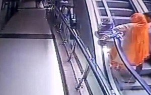 Mải chụp ảnh selfie, bà mẹ đánh rơi con nhỏ từ tầng 3 qua khe cầu thang