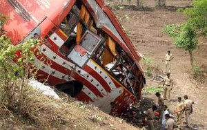 Xe buýt lao xuống vực ở Ấn Độ, 33 người thiệt mạng