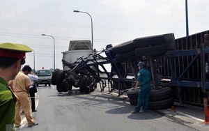 VIDEO: Lật xe container, các tuyến đường gần sân bay ùn tắc hơn 5 giờ