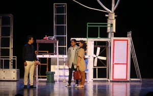 ‘Hoa cúc xanh trên đầm lầy’: Khát khao sống đẹp đẽ