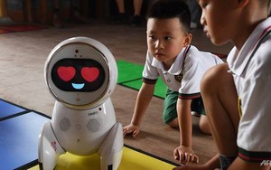 Giáo viên robot gây sốt tại hơn 600 nhà trẻ của Trung Quốc