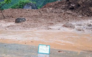 Sơn La: Sụt ta luy dương, hơn 15.000m3 đất đá đổ xuống trôi lấp mặt đường