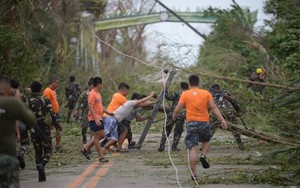 Hình ảnh siêu bão Mangkhut cầy nát Philippines với sức gió hủy diệt