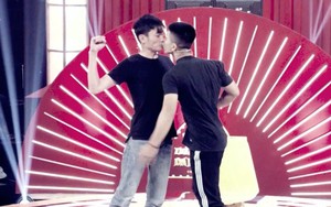 Tập 1 'Thách thức danh hài': 'Khóa môi' bạo trên sân khấu, cặp nam sinh 'ẵm trọn' 100 triệu