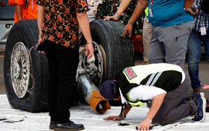 Rơi máy bay tại Indonesia: Tìm thấy động cơ máy bay, một thợ lặn thiệt mạng