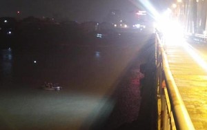 Ô tô mất lái lao qua lan can cầu Chương Dương xuống sông Hồng