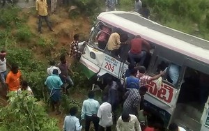 Xe buýt rơi xuống vực ở Ấn Độ khiến 13 người thiệt mạng