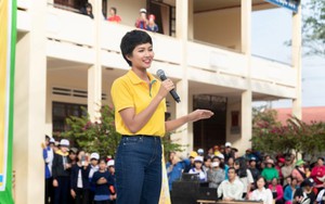 H’Hen Niê tích cực đi từ thiện sau khi đoạt giải ‘Hoa hậu của Hoa hậu’