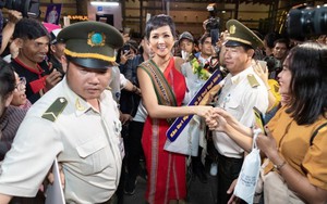 H’Hen Niê xúc động khi được nhận vương miện tại quê nhà