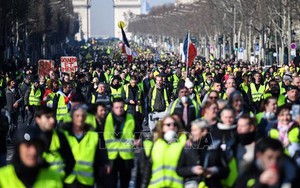 Pháp: Bạo lực đột ngột bùng phát trong cuộc biểu tình 'Áo vàng'