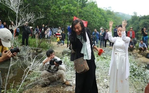 Chùm ảnh: Hàng vạn người đến thung lũng Gầm Trời xem 'Đáo Xuân Chín'