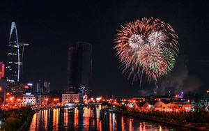 VIDEO: Xem pháo hoa nghệ thuật kỉ niệm 44 năm ngày giải phóng miền Nam ở TP.HCM