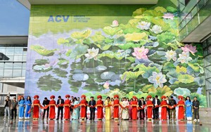 Tranh hoa sen ở sân bay Nội Bài đoạt Huy chương Vàng thiết kế quốc tế
