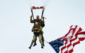 VIDEO: Cựu binh 97 tuổi nhảy dù kỉ niệm 75 năm trận chiến D-Day