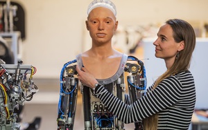 VIDEO: Buổi triển lãm tranh đầu tiên của cô họa sĩ robot xinh đẹp