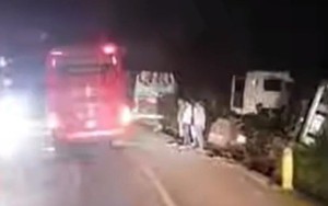 Xử lý nghiêm tài xế xe khách ép lật xe container