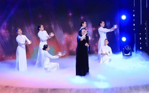 Ký ức vui vẻ: Cẩm Vân hát 'Bài ca không quên' khiến Lại Văn Sâm không thể ngồi yên