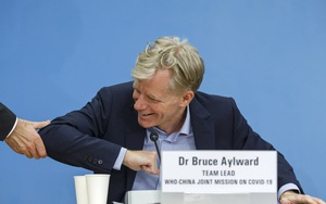 Từ bỏ thói quen bắt tay và hôn chào nhau thời COVID-19