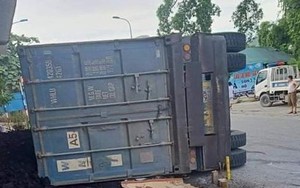 Xe đầu kéo lật, đè xe máy khiến 2 người tử vong tại chỗ