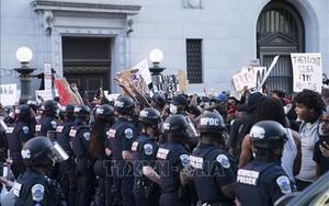 4 đối tượng bị buộc tội vì tìm cách kéo đổ tượng bên ngoài Nhà Trắng