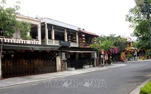 Huy động 6 xe chuyên dụng phun hóa chất khử trùng tại phố cổ Hội An