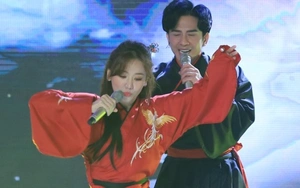 Tập 1 'Bài hát đầu tiên': Đan Trường gây 'choáng' với vẻ ngoài 'hack tuổi' hát cùng Hari Won