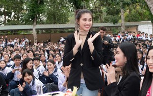 Hoa hậu Đỗ Thị Hà về thăm trường cũ, trao quà từ thiện
