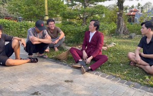 Hoài Linh ra mắt kênh Youtube, diện vest đi nhổ cỏ