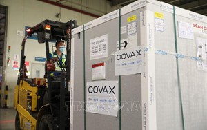 Chiều 16/5, thêm gần 1,7 triệu liều vaccine của COVAX về đến Việt Nam