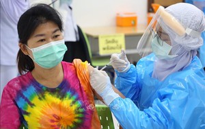 Thái Lan bảo vệ biện pháp sử dụng kết hợp 2 loại vaccine phòng Covid-19
