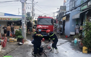 Giải cứu 3 người trong đám cháy lớn tại TP.HCM