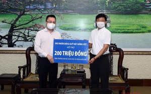 Báo Nhân Dân trao 200 triệu đồng hỗ trợ sinh viên bị ảnh hưởng dịch bệnh Covid-19