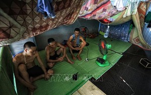 Chùm ảnh: Phụ hồ bám trụ ở Thủ đô những ngày giãn cách xã hội