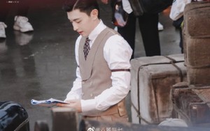 Đặng Luân tay không rời kịch bản, còn ga lăng che nắng cho Nghê Ni