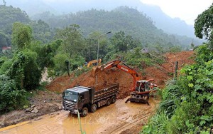 Hòa Bình: Sạt lở đất vùi lấp hoàn toàn ngôi nhà, một người tử vong