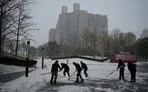 Tuyết rơi dày 10cm ở Bắc Kinh gây gián đoạn giao thông