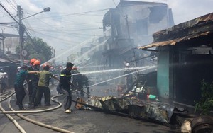 VIDEO Cháy lớn thiêu rụi ít nhất 7 căn nhà tại Tiền Giang