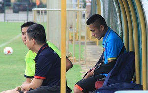 Tiến Dụng trầm ngâm nhìn U20 Việt Nam tập, Minh Dĩ tụt huyết áp