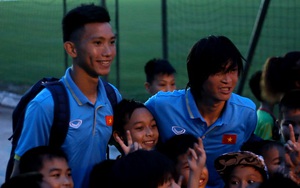 Tuấn Anh, Văn Hậu bị quây chặt bởi CĐV nhí từ quê nhà