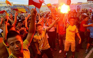 Thiên Trường mở hội, CĐV Nam Định tràn xuống sân đốt pháo ăn mừng