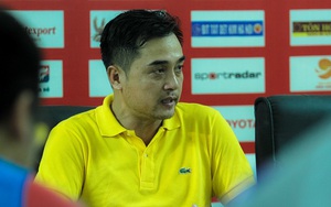 HLV Đức Thắng: 'Hãy dùng tiền để nâng cấp mặt sân thay vì mua cầu thủ'