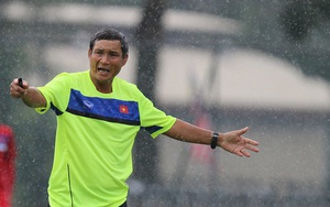 HLV Mai Đức Chung đội mưa 'truyền lửa' cho tuyển Việt Nam