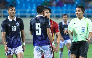 Công Phượng bị hậu vệ Campuchia chọc tức, kéo cổ phạm lỗi