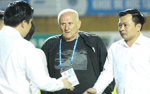 HLV Petrovic chia tay xứ Thanh, Xuân Tú bảo vệ Văn Quyết sau pha đánh nguội