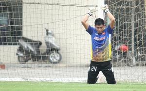 Thủ môn Tuấn Mạnh: 'HLV Park Hang Seo yêu cầu uống nhiều sữa'