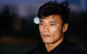 'Người hùng' của U23 Việt Nam thích sơ đồ 3 hậu vệ, tự nhận yếu bóng bổng