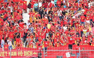 Cổ động viên an ủi các cầu thủ U22 Việt Nam sau thất bại