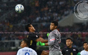 Video: Thủ môn U22 Malaysia đấm bóng về lưới nhà, dâng bàn thắng cho U22 Thái Lan