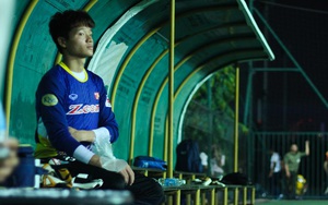 Phí Minh Long được HLV thủ môn dạy cách xếp hàng rào phạt