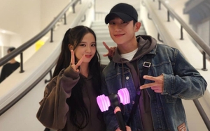 'Bạn trai màn ảnh' Jung Hae In tái ngộ Jisoo tại concert BLACKPINK, nhưng sao lộ liễu mặc đồ đôi thế này?